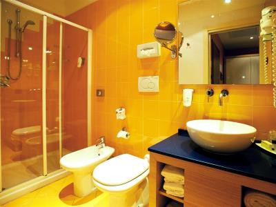 bathroom - hotel best western piemontese - bergamo, italy