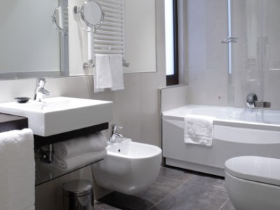 bathroom - hotel smy bologna centrale - bologna, italy