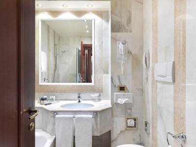 bathroom - hotel internazionale - bologna, italy