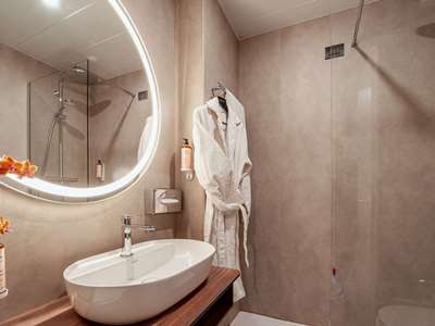 bathroom - hotel mercure bologna centro - bologna, italy