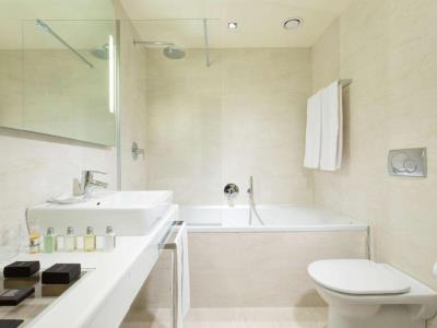 bathroom - hotel best western plus tower - bologna, italy
