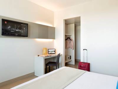 bedroom 4 - hotel b and b hotel bologna - bologna, italy