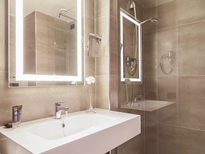bathroom - hotel novotel brescia 2 - brescia, italy