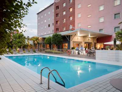 outdoor pool - hotel novotel brescia 2 - brescia, italy