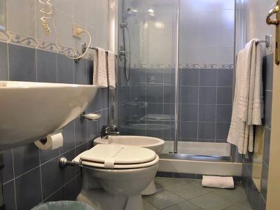 bathroom - hotel esperia - capri, italy