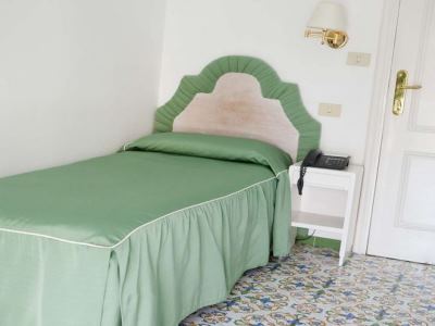 bedroom - hotel la residenza - capri, italy