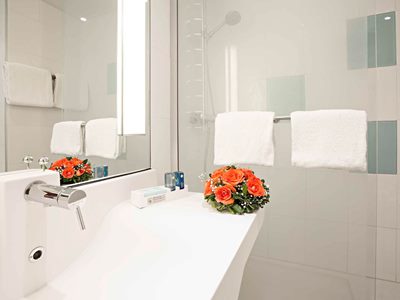 bathroom - hotel novotel caserta sud - caserta, italy