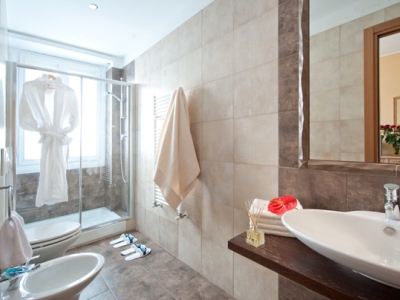 bathroom - hotel ambasciatori c-hotels - florence, italy
