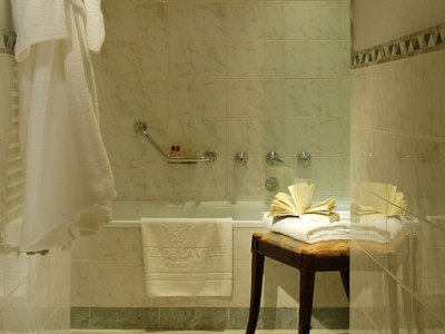 bathroom 1 - hotel de la ville - florence, italy