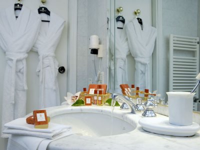 bathroom - hotel de la ville - florence, italy