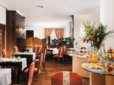 breakfast room - hotel de la ville - florence, italy