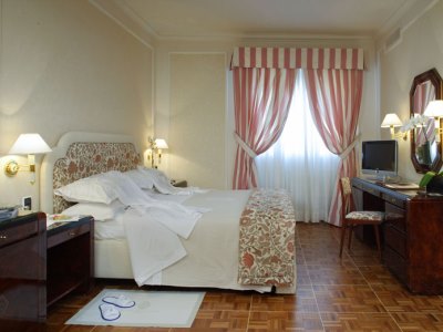 standard bedroom 1 - hotel de la ville - florence, italy