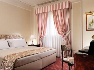 standard bedroom 2 - hotel de la ville - florence, italy