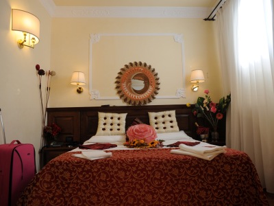 bedroom - hotel california - florence, italy