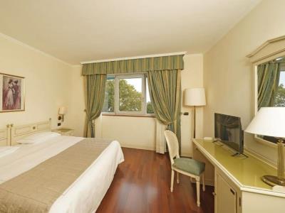 bedroom 1 - hotel savoy palace - gardone riviera, italy