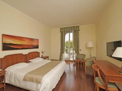 bedroom 2 - hotel savoy palace - gardone riviera, italy
