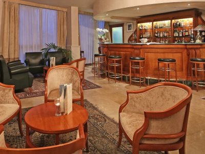 bar - hotel savoy palace - gardone riviera, italy