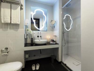 bathroom - hotel best western premier chc airport - genoa, italy