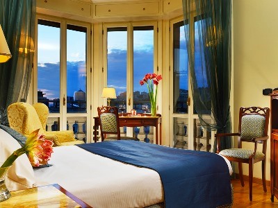 bedroom - hotel continental - genoa, italy
