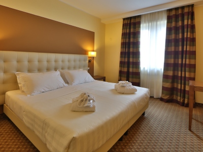 bedroom - hotel best western grand guinigi - lucca, italy