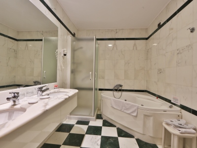bathroom - hotel best western grand guinigi - lucca, italy