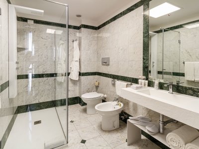 bathroom - hotel seawater - marsala, italy