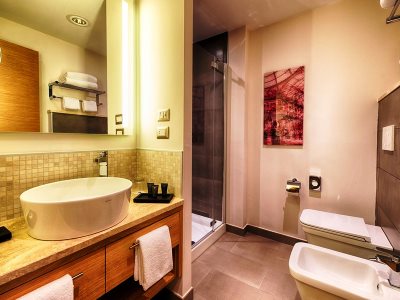 bathroom - hotel nyx hotel milan - milan, italy