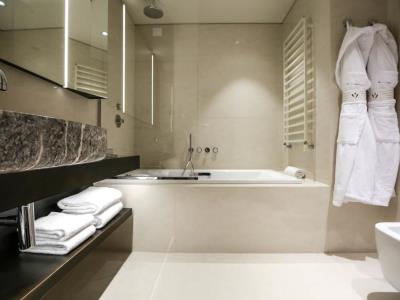 bathroom - hotel hotel viu milan - milan, italy