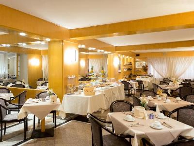 breakfast room - hotel best western liberta - modena, italy