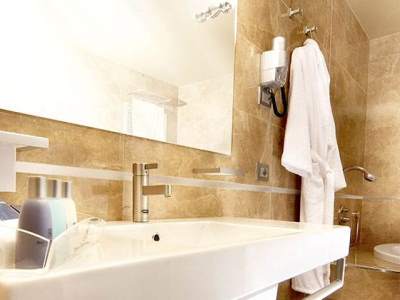 bathroom - hotel real fini baia del re - modena, italy