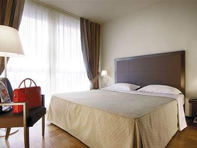 bedroom - hotel real fini baia del re - modena, italy