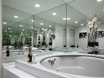bathroom 1 - hotel lhp napoli palace and spa - naples, italy