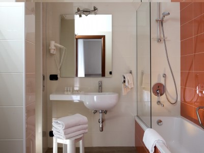 bathroom 2 - hotel american - naples, italy