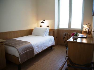 bedroom 8 - hotel grand hotel europa - naples, italy
