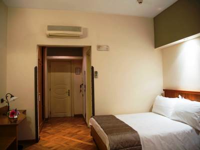 bedroom 5 - hotel grand hotel europa - naples, italy