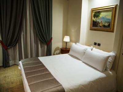 bedroom 7 - hotel grand hotel europa - naples, italy