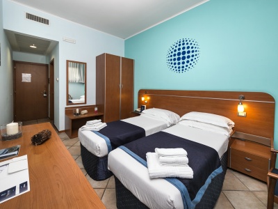 bedroom 3 - hotel millennium gold - naples, italy