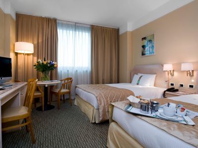 standard bedroom 1 - hotel holiday inn naples - naples, italy