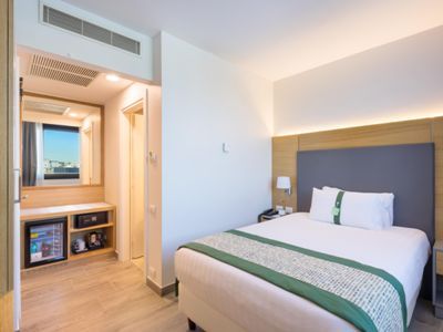 bedroom - hotel holiday inn naples - naples, italy