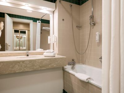 bathroom 1 - hotel holiday inn naples - naples, italy