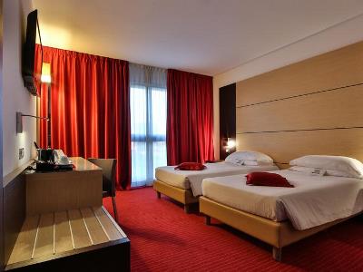 bedroom 2 - hotel best western plus galileo padova - padova, italy