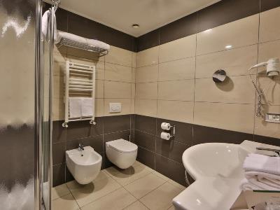 bathroom 1 - hotel best western plus galileo padova - padova, italy