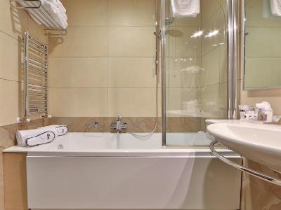 bathroom 2 - hotel best western plus galileo padova - padova, italy