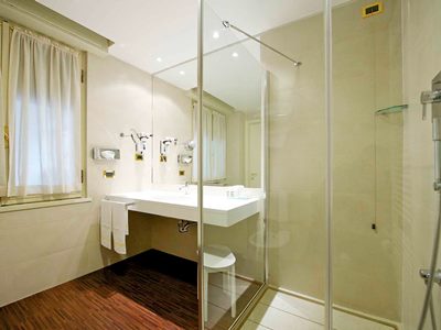 bathroom - hotel mercure parma stendhal - parma, italy