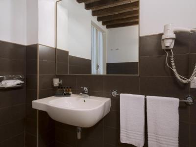 bathroom 1 - hotel cdh villa ducale - parma, italy