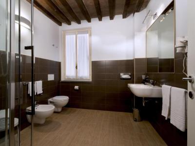 bathroom 2 - hotel cdh villa ducale - parma, italy
