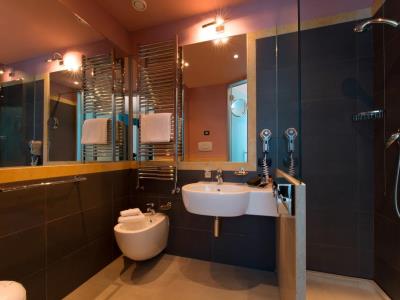bathroom - hotel cdh villa ducale - parma, italy