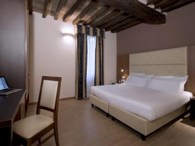bedroom - hotel cdh villa ducale - parma, italy