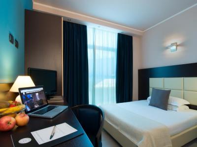 bedroom 1 - hotel cdh villa ducale - parma, italy