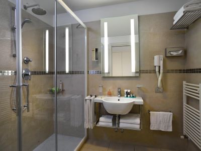bathroom - hotel mercure rimini artis - rimini, italy